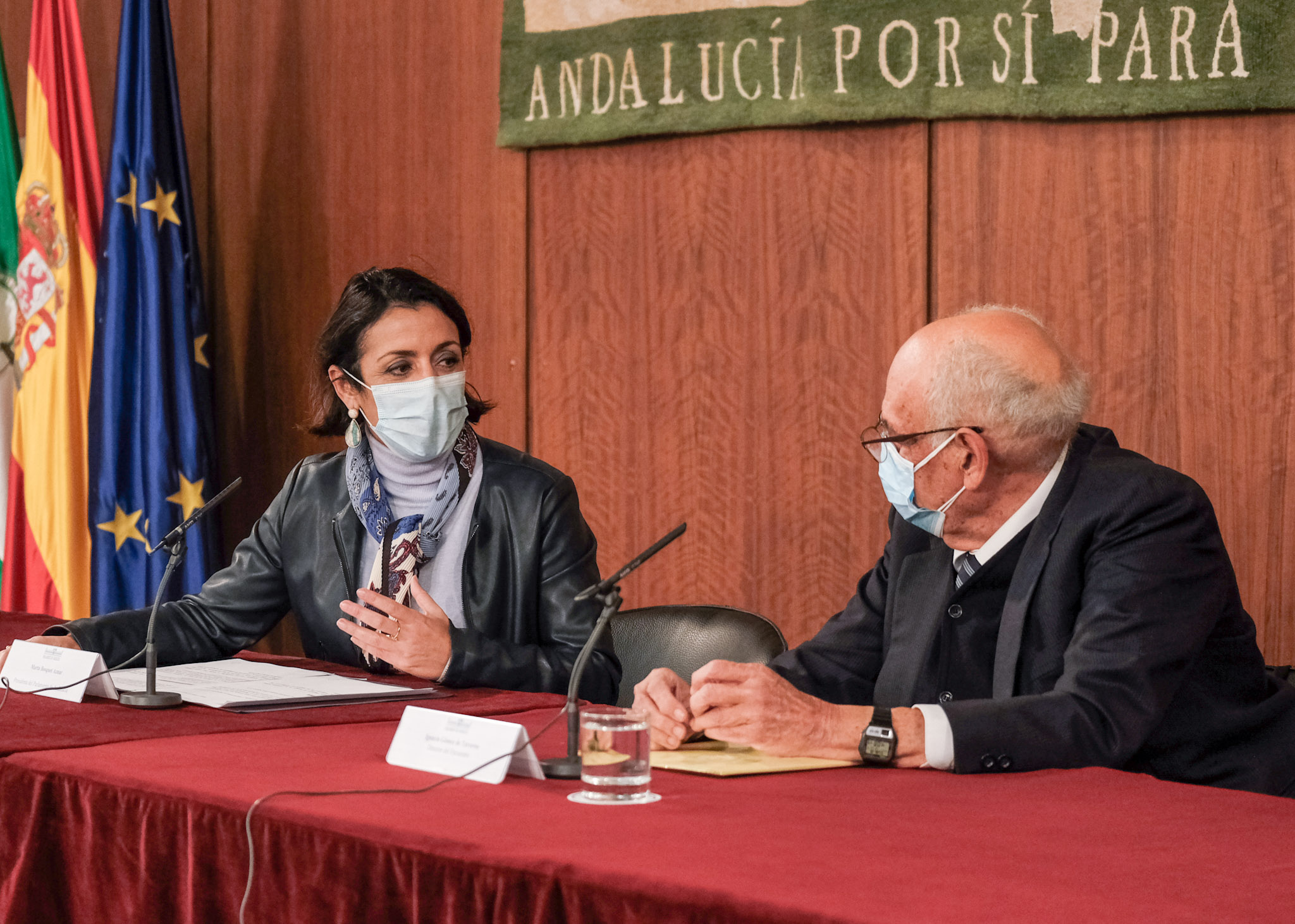  La presidenta del Parlamento, Marta Bosquet, e Ignacio Gmez de Terreros, director del encuentro "Recuperacin de proyectos vitales en el mbito educativo"  