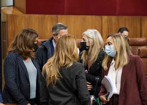 Las consejeras de Fomento y Cultura conversan con diputados antes del debate de sus secciones presupuestarias 