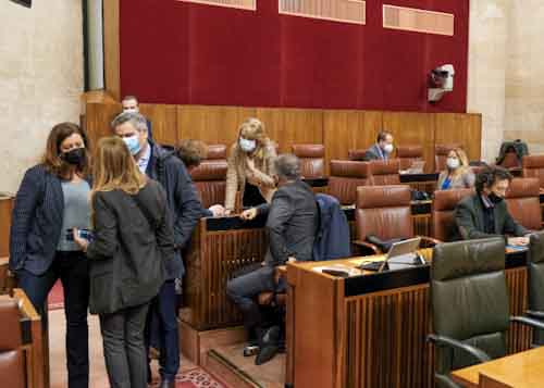  Momento distendido de los diputados antes del pleno de debate del Presupuesto 