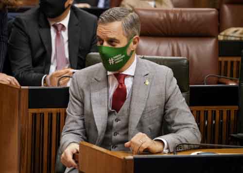 El consejero de Hacienda y Financiacin Europea, Juan Bravo, sigue el debate del Presupuesto 