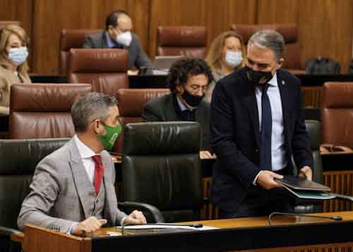 El consejero de Hacienda, Juan Bravo, y el consejero de la Presidencia, Elas Bendodo 