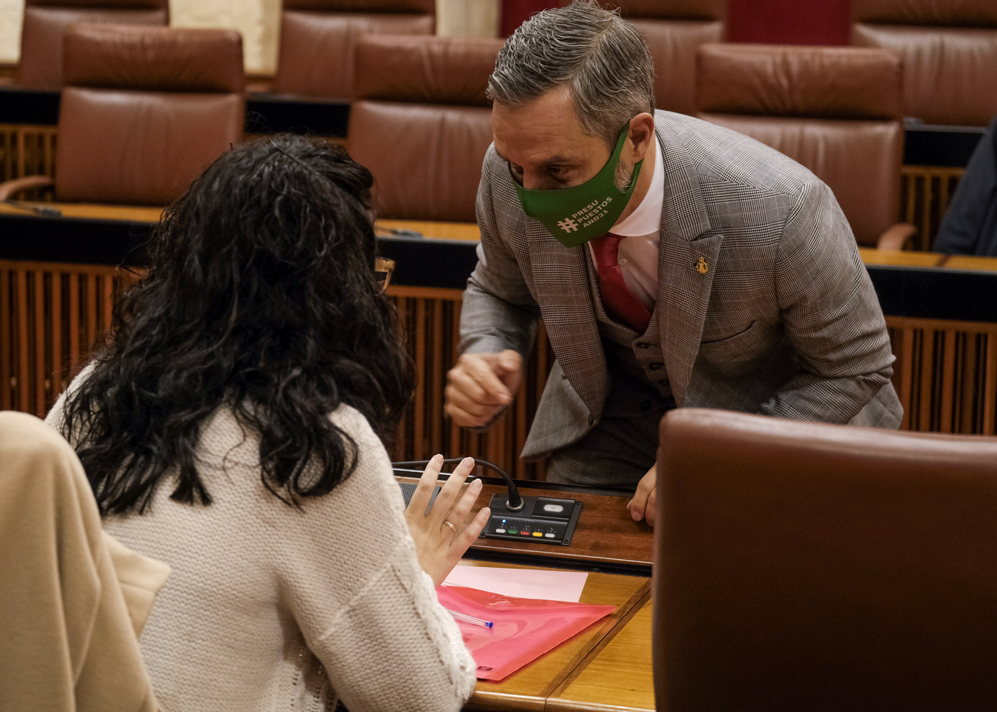  El consejero de Hacienda, Juan Bravo, intercambia impresiones con la diputada de Adelante Carmen Barranco 