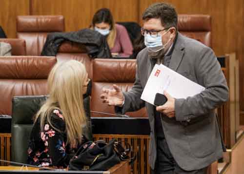  El diputado socialista Rodrigo Snchez Haro conversa con la consejera de Cultura, Patricia del Pozo 