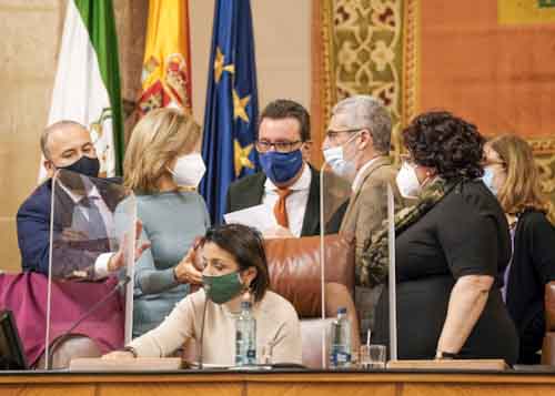 Momento de deliberacin de la Mesa del Parlamento tras una de las votaciones 