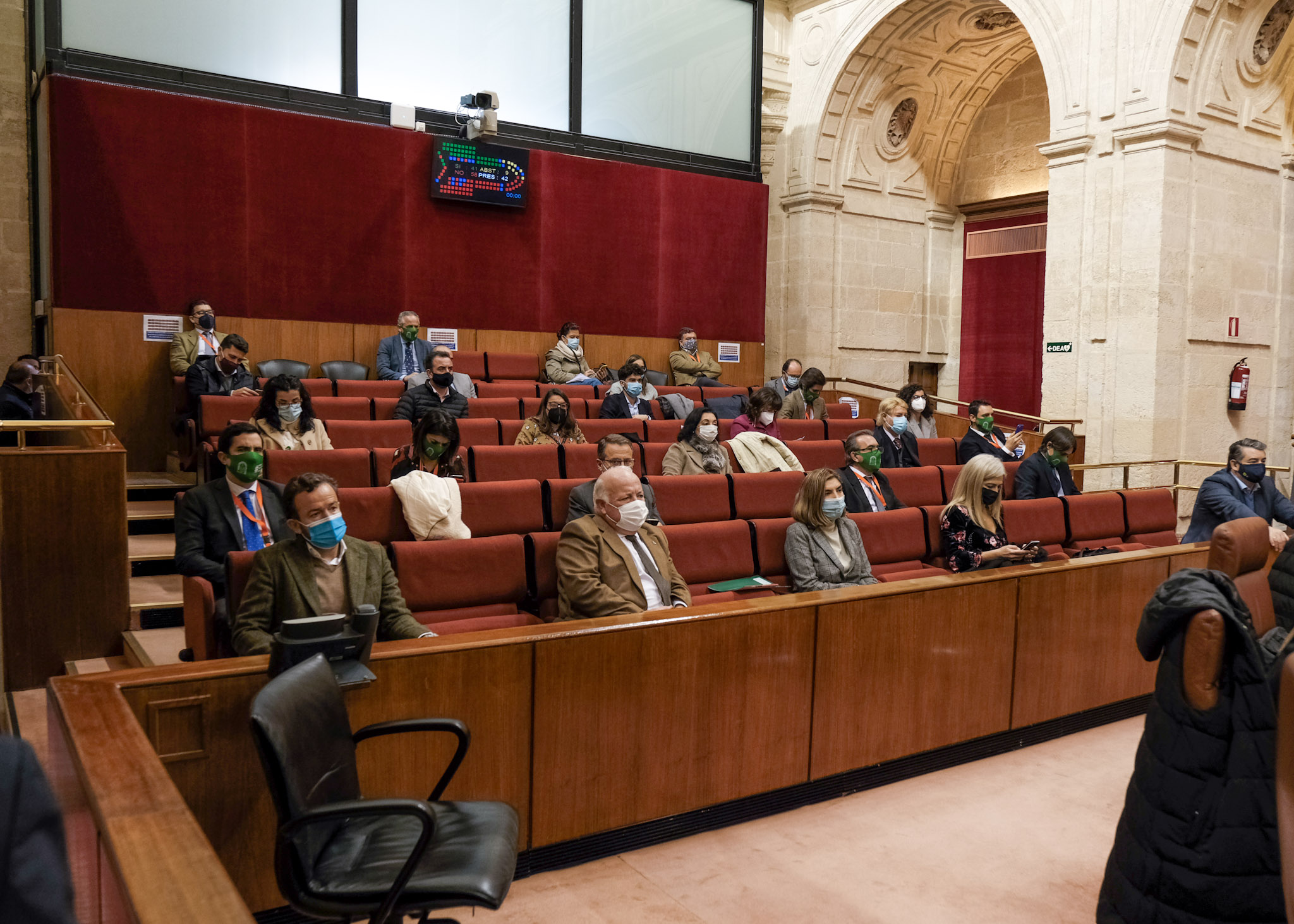 Consejeros y pblico asistente al debate en la tribuna de invitados