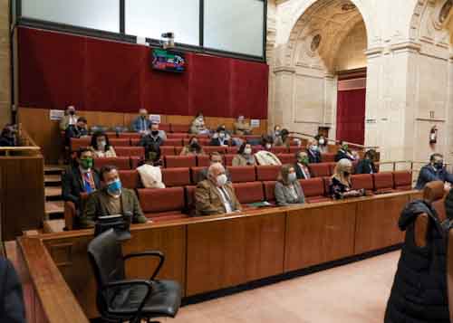 Consejeros y pblico asistente al debate en la tribuna de invitados