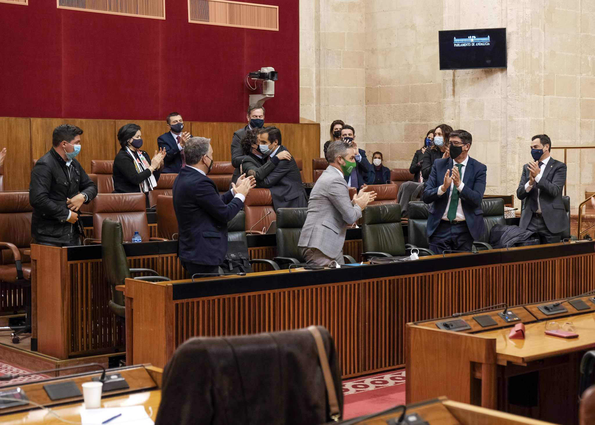 Aplausos tras la aprobacin del Presupuesto de la Comunidad Autnoma de Andaluca para el ao 2021 por parte de la Cmara andaluza 