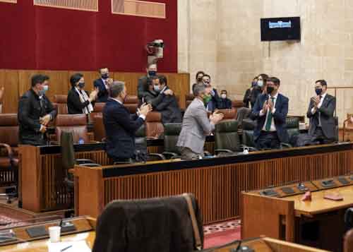 Aplausos tras la aprobacin del Presupuesto de la Comunidad Autnoma de Andaluca para el ao 2021 por parte de la Cmara andaluza 