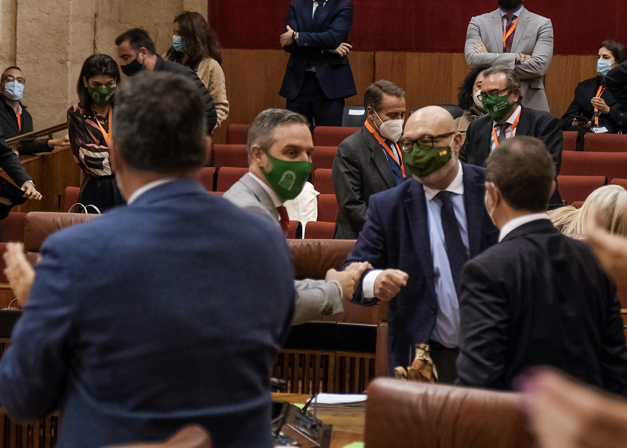 Alejandro Hernndez, portavoz de Vox en Andaluca, da la enhorabuena al consejero de Hacienda 