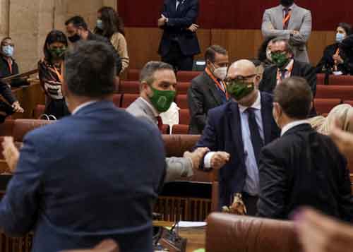 Alejandro Hernndez, portavoz de Vox en Andaluca, da la enhorabuena al consejero de Hacienda 