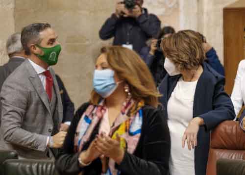 Susana Daz, presidenta del Grupo Socialista, felicita al consejero de Hacienda 