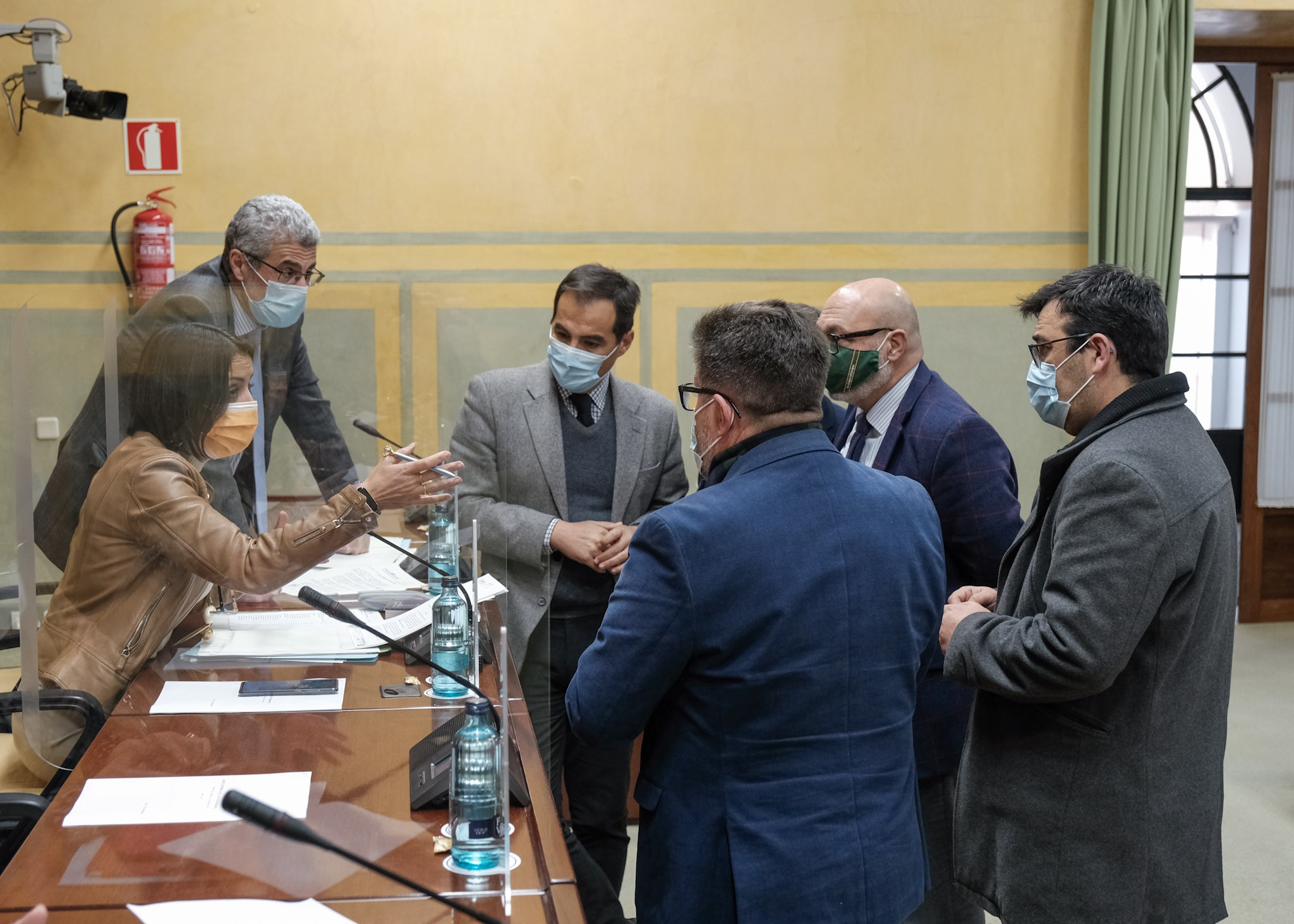   La presidenta conversa con el letrado mayor y los portavoces de los grupos parlamentarios antes del comienzo de la sesin