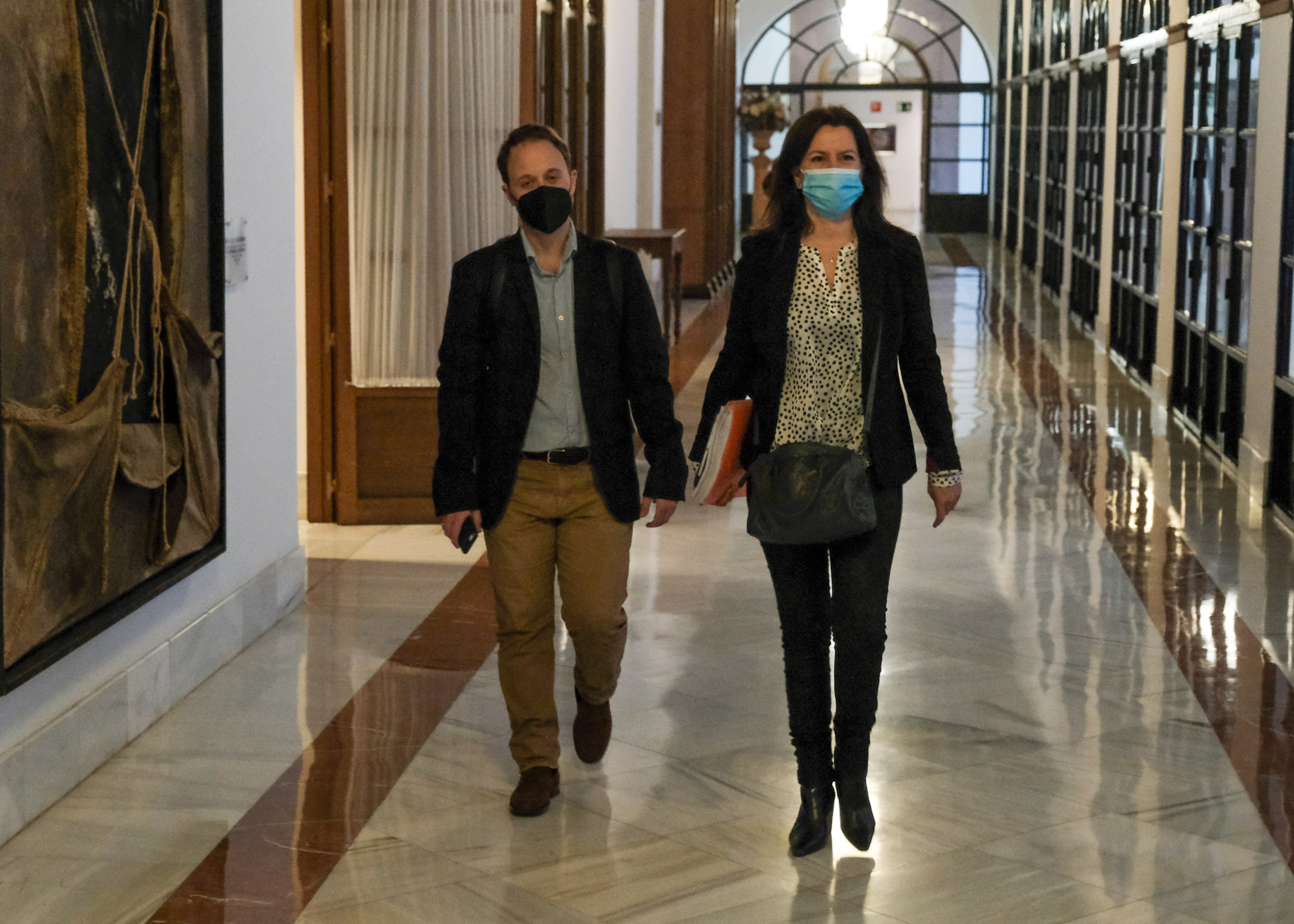  Los diputados Erik Domnguez y Ana Vanessa Garca, del Grupo Popular Andaluz, se dirigen a la sesin

 