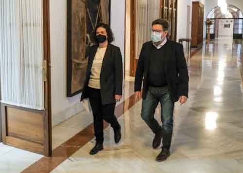  Los parlamentarios del Grupo Socialista Noelia Ruiz y Rodrigo Snchez Haro a su llegada

 