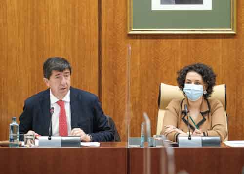 Juan Marn, consejero de Turismo, junto a la secretaria de la comisin, Mara de las Mercedes Gmez  