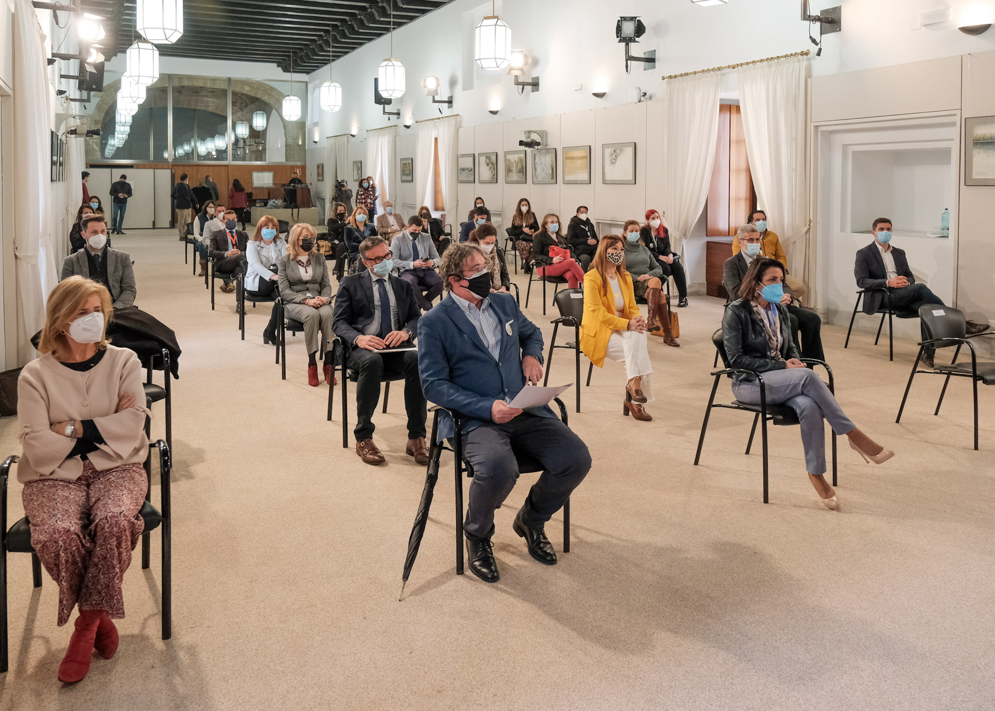 Entre el pblico asistente al acto, miembros de la Mesa del Parlamento, diputados e invitados de asociaciones 