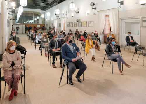 Entre el pblico asistente al acto, miembros de la Mesa del Parlamento, diputados e invitados de asociaciones 