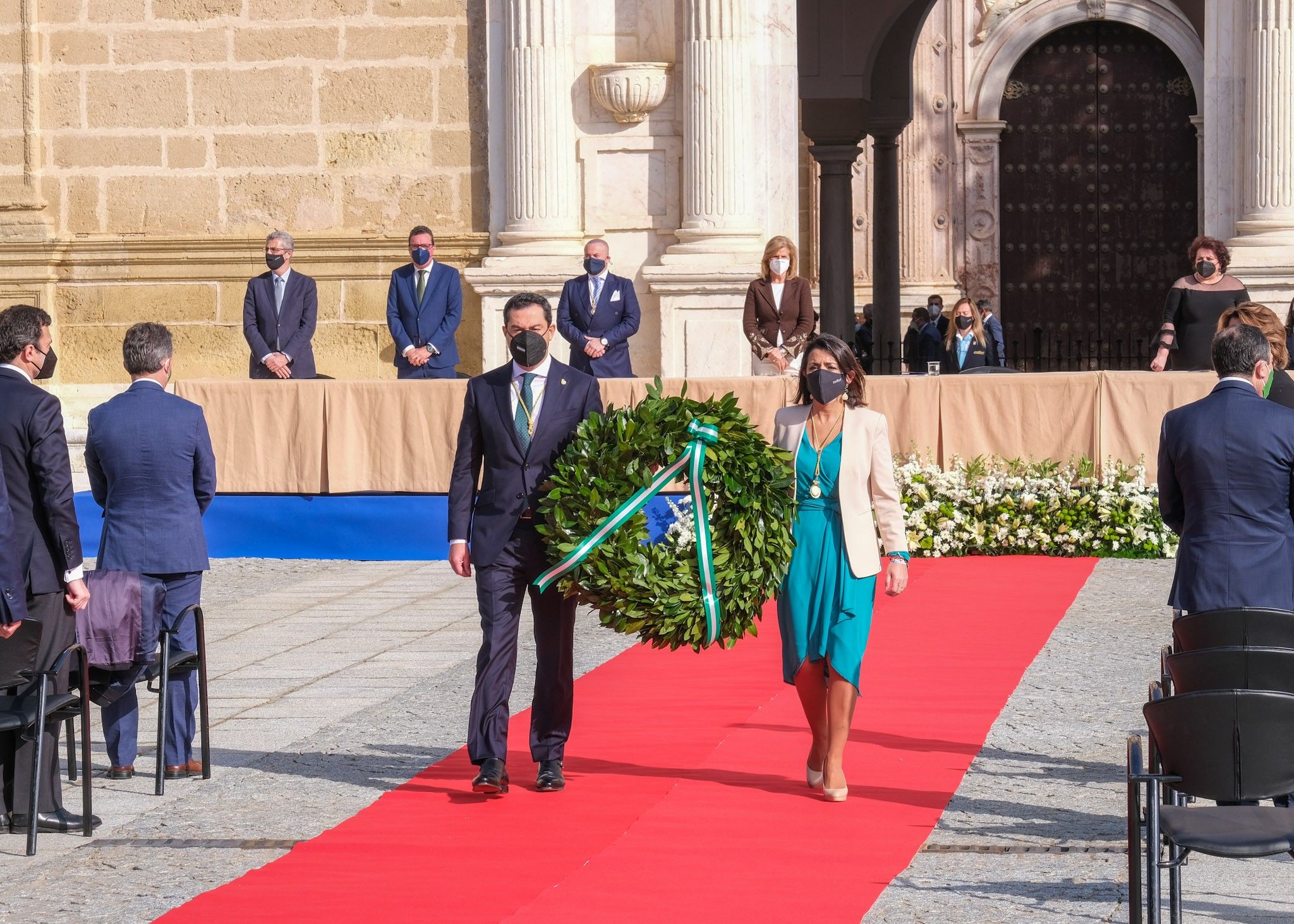   El presidente de la Junta de Andaluc�a, Juan Manuel Moreno, y la presidenta del Parlamento, Marta Bosquet, depositan una corona de laurel bajo la bandera de Andaluc�a en memoria de las v�ctimas de la COVID-19