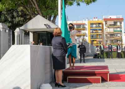 La presidenta del Parlamento, Marta Bosquet, iza la bandera andaluza ante la fachada de la sede de la C�mara 