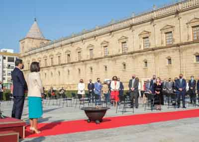 El presidente de la Junta de Andaluc�a, Juan Manuel Moreno, y la presidenta del Parlamento, Marta Bosquet, frente a diputados durante la interpretaci�n del himno de Andaluc�a 