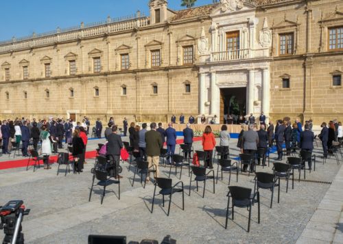   Minuto de silencio por las v�ctimas de la COVID al inicio del acto institucional