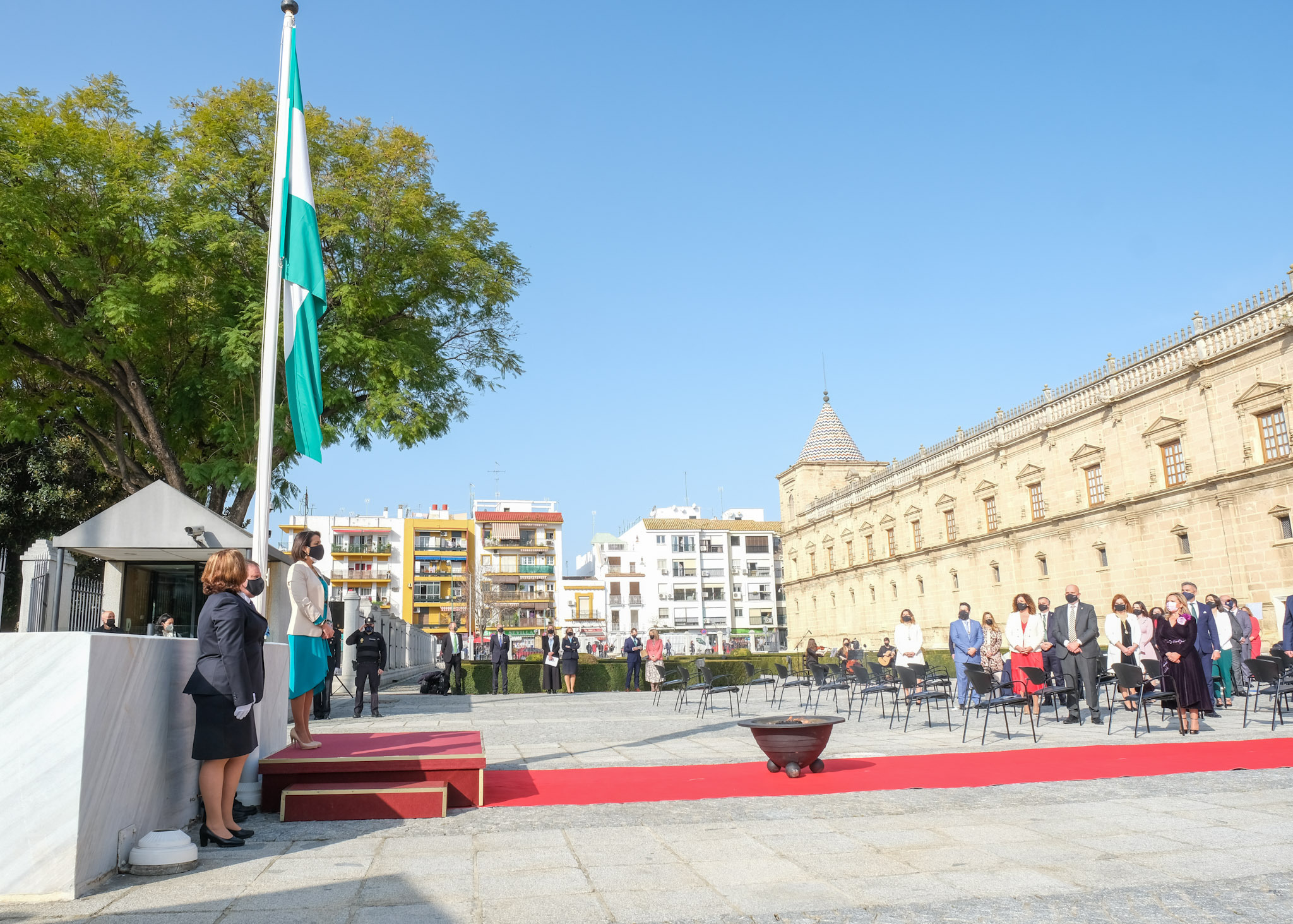 La bandera de Andaluc�a luce frente a la fachada de la C�mara auton�mica en conmemoraci�n del d�a de todos los andaluces 