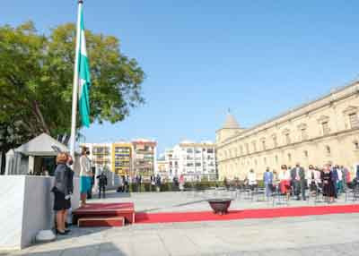 La bandera de Andaluc�a luce frente a la fachada de la C�mara auton�mica en conmemoraci�n del d�a de todos los andaluces 