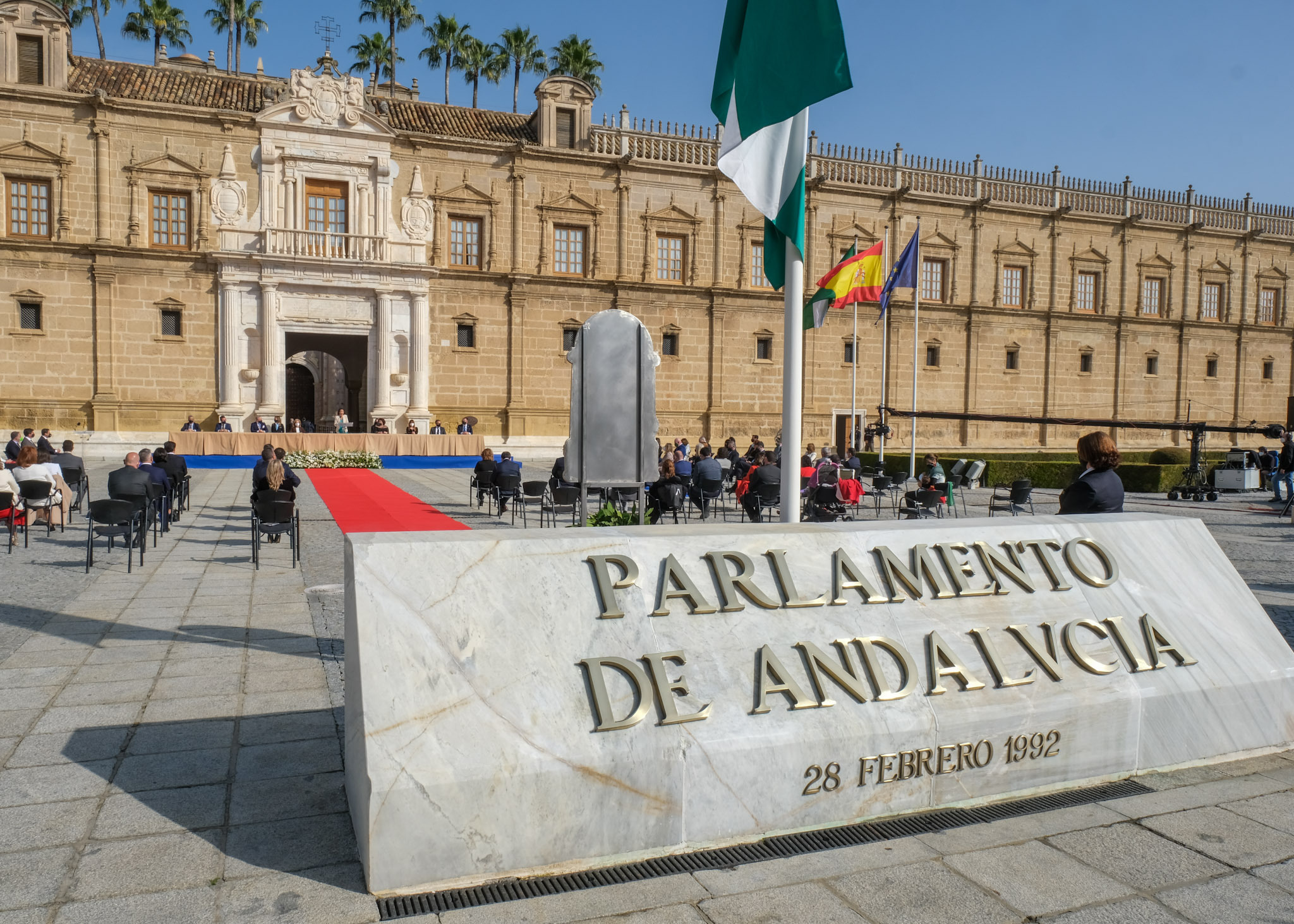 Tras izar la bandera e interpretar el himno andaluz, comienza el Pleno institucional 
