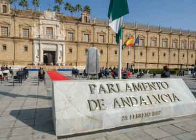 Tras izar la bandera e interpretar el himno andaluz, comienza el Pleno institucional 