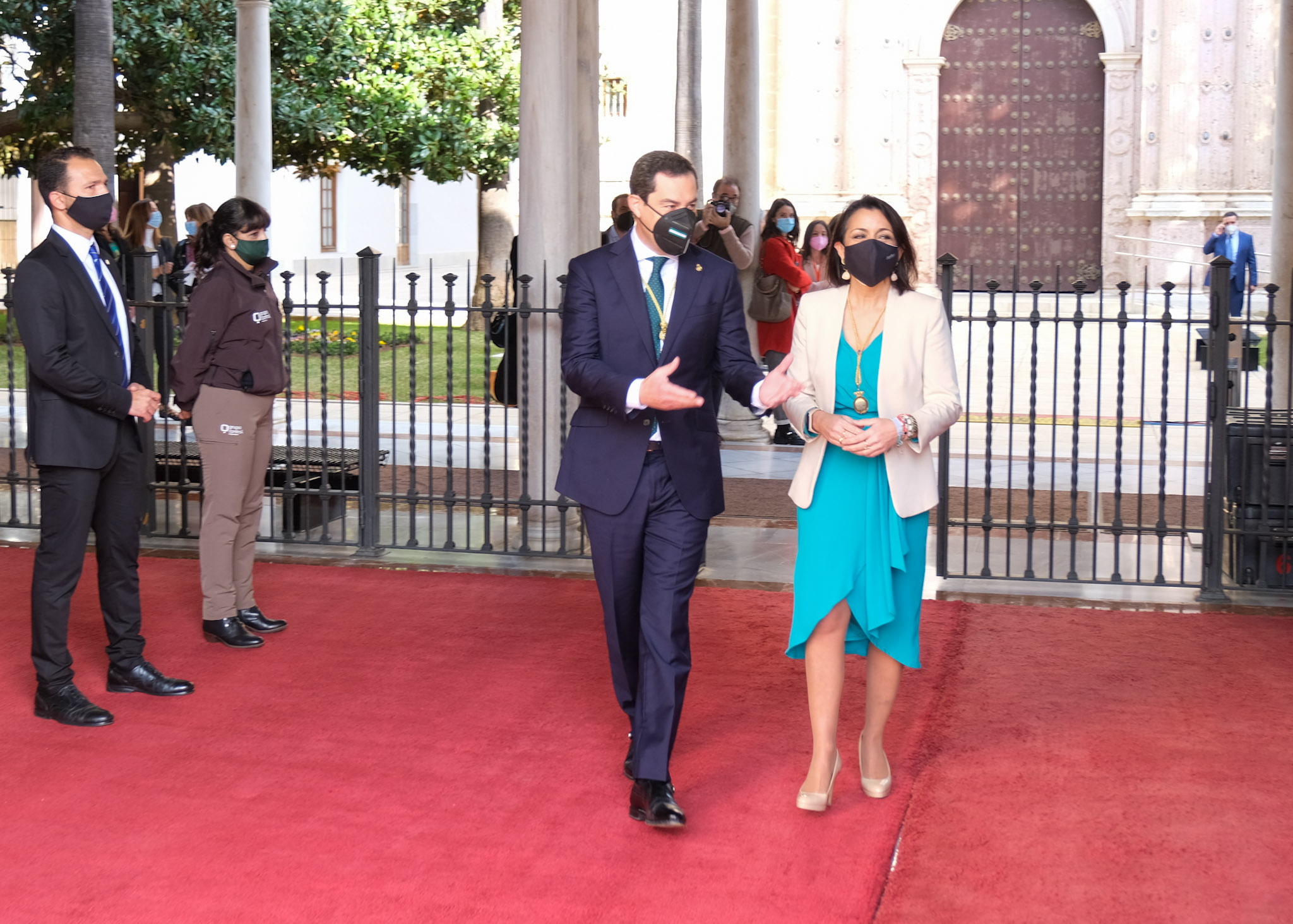 El presidente de la Junta de Andaluc�a, Juan Manuel Moreno, y la presidenta del Parlamento andaluz, Marta Bosquet, se dirigen a la fachada 
