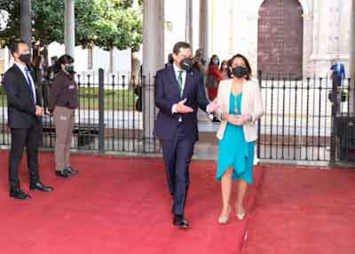 El presidente de la Junta de Andaluc�a, Juan Manuel Moreno, y la presidenta del Parlamento andaluz, Marta Bosquet, se dirigen a la fachada 