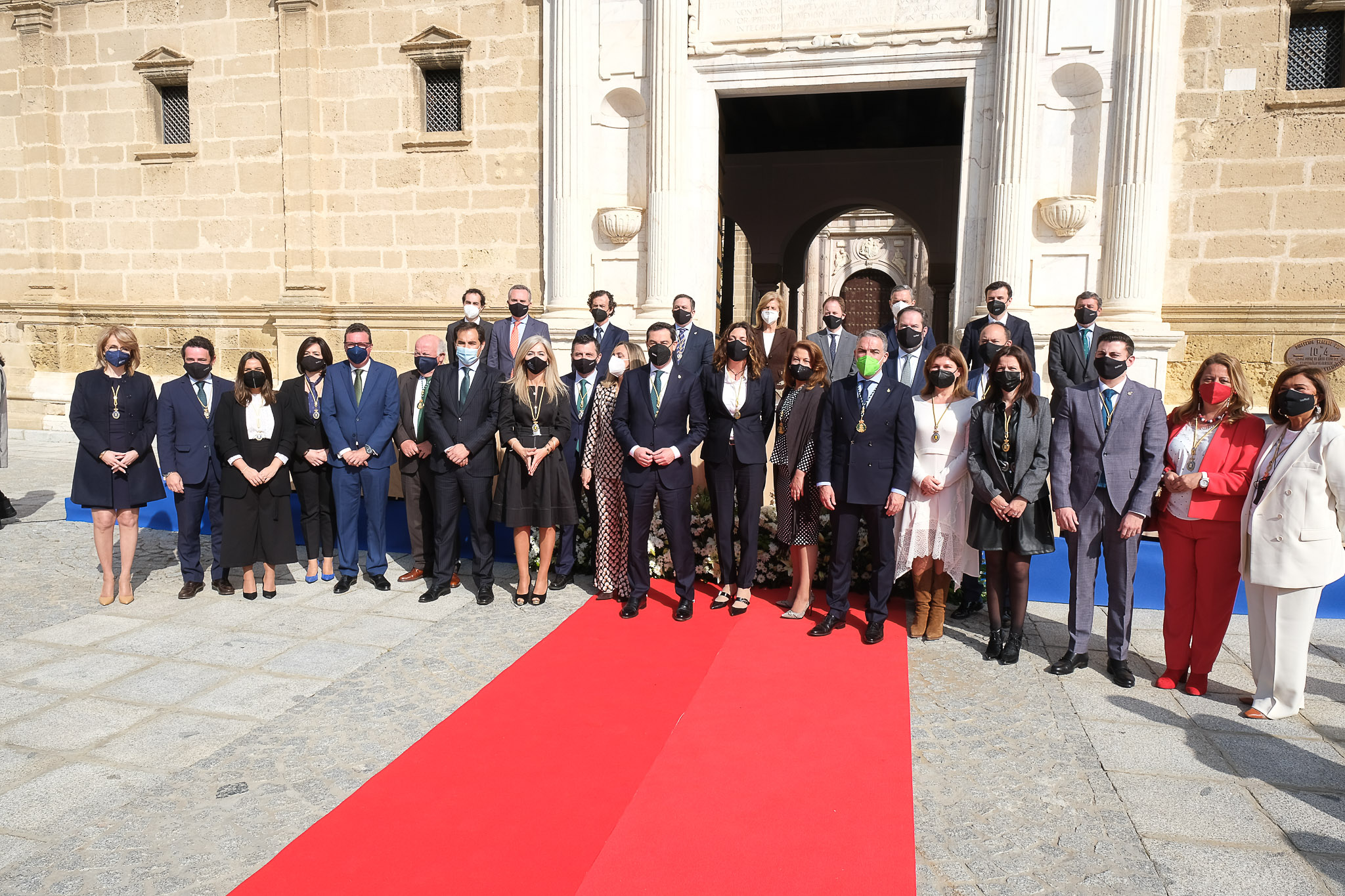   El Grupo Parlamentario Popular Andaluz junto al presidente de la Junta de Andaluc�a y los miembros del Consejo de Gobierno 