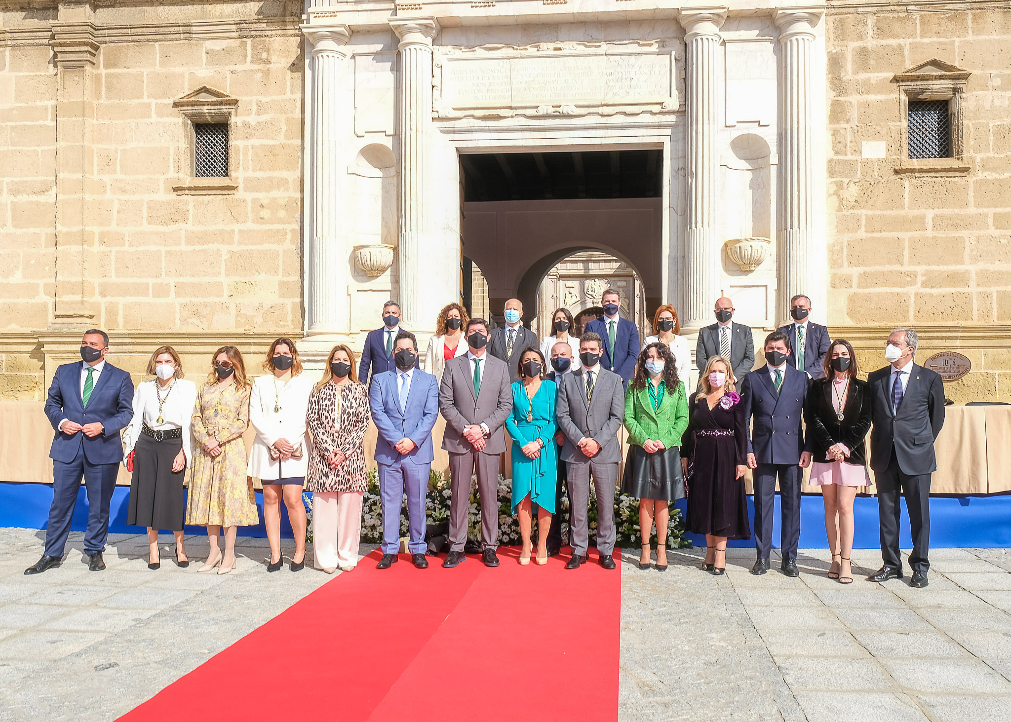   El Grupo Parlamentario Ciudadanos; la presidenta del Parlamento, Marta Bosquet; el vicepresidente de la Junta, Juan Mar�n, posan junto a algunos consejeros 