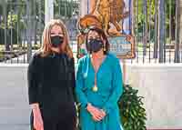 La presidenta del Parlamento de Andaluc�a, Marta Bosquet, junto a la doctora del Hospital Universitario Virgen Macarena, Mar�a del Carmen Navarro 