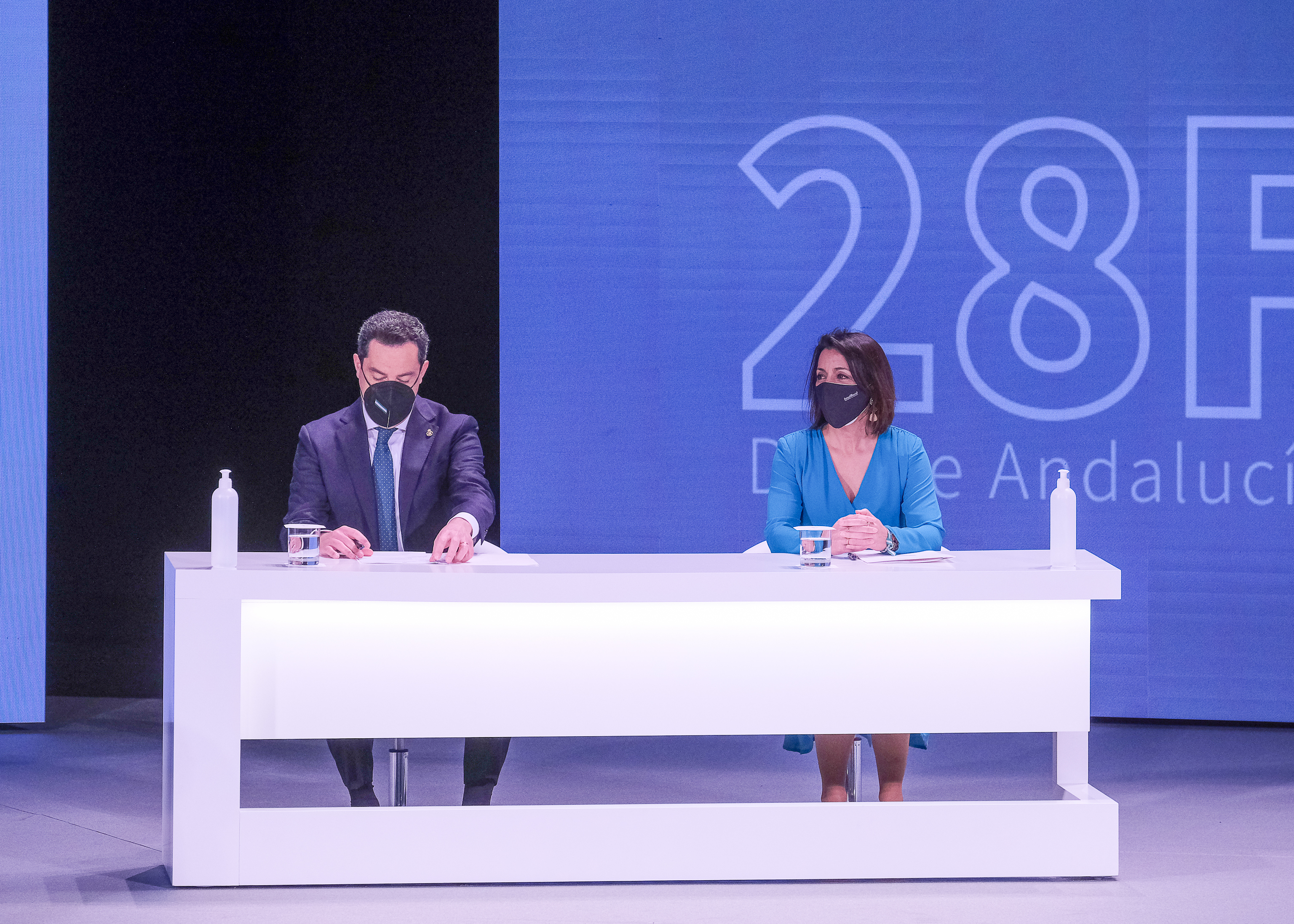 La presidenta del Parlamento de Andaluc�a, Marta Bosquet y el presidente de la Junta de Andaluc�a, Juan Manuel Moreno, en la entrega de las medallas de Andaluc�a 