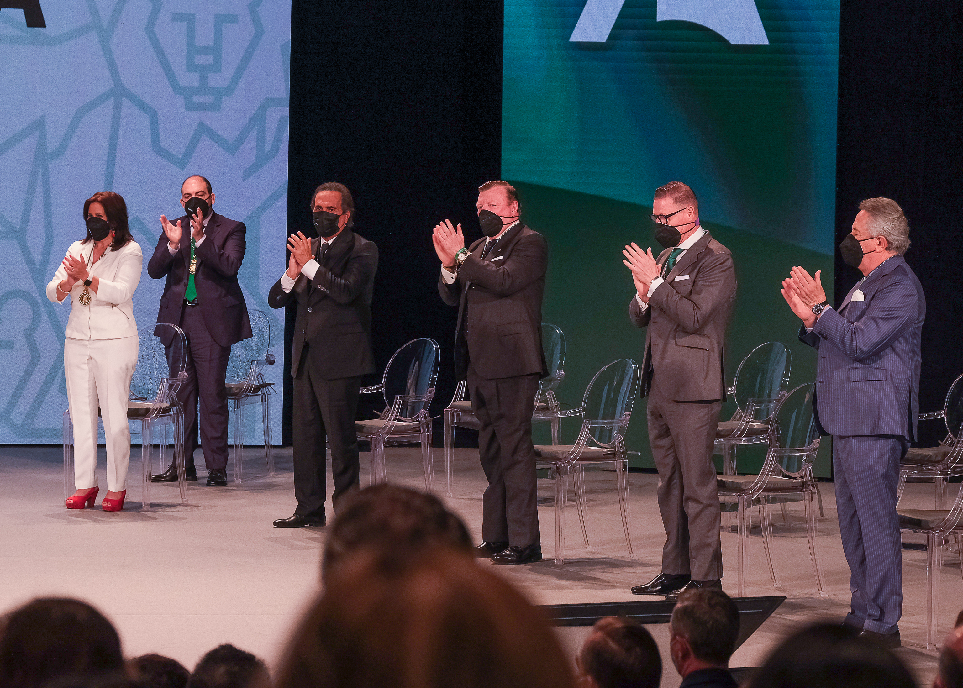  Los premiados con las medallas de Andaluc�a aplauden en uno de los momentos del homenaje