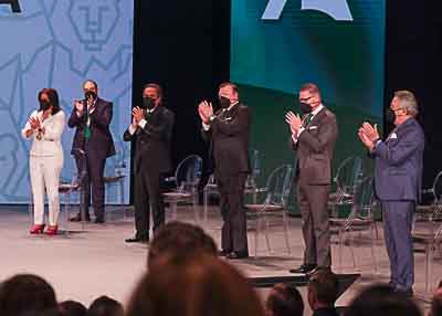  Los premiados con las medallas de Andaluc�a aplauden en uno de los momentos del homenaje