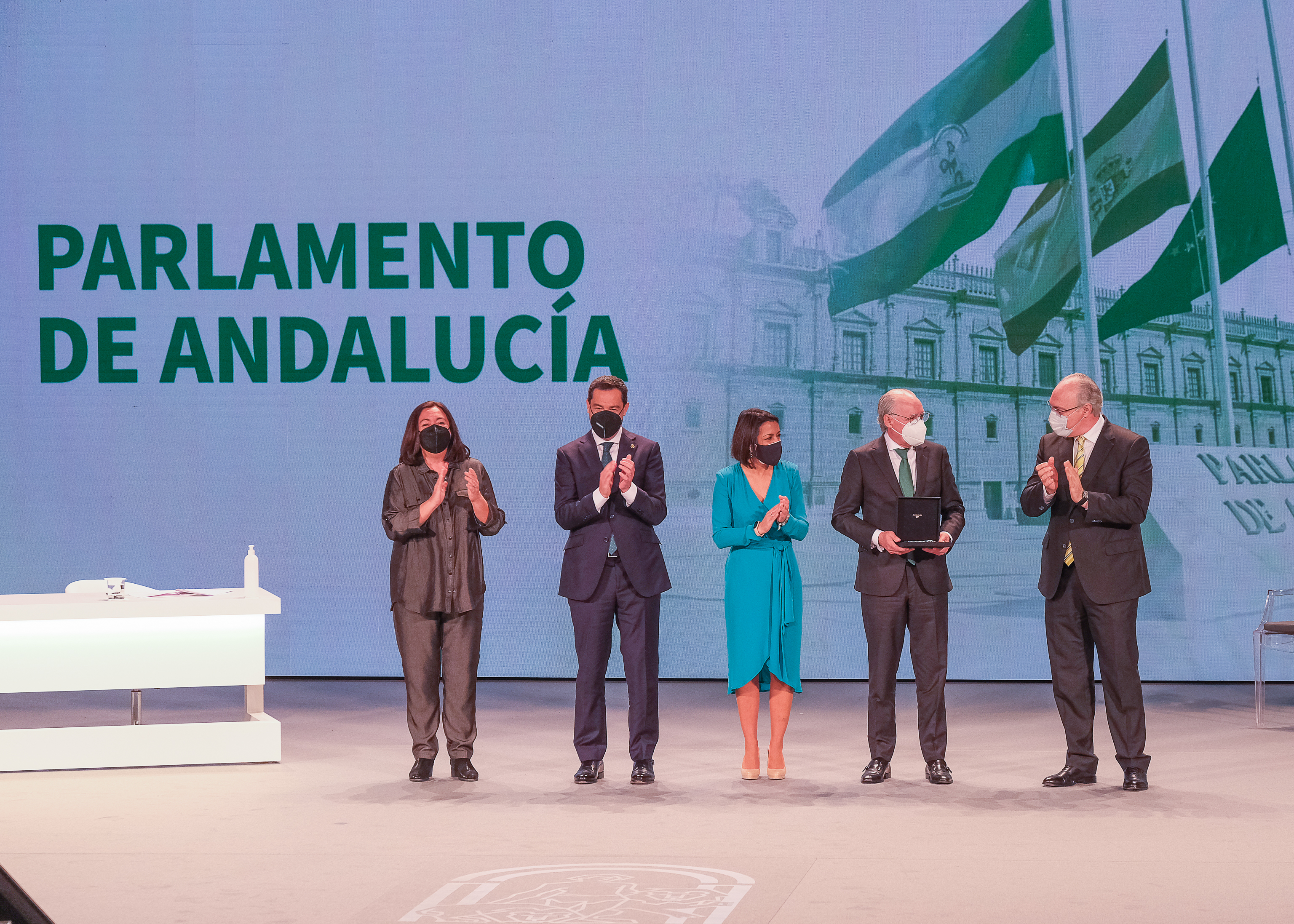 Los ex presidentes del Parlamento de Andaluc�a Mar Moreno, Javier Torres Vela y Juan Pablo Dur�n reciben junto a Marta Bosquet la Medalla Manuel Clavero Ar�valo otorgada a la C�mara auton�mica 