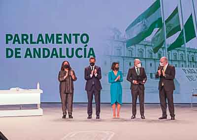 Los ex presidentes del Parlamento de Andaluc�a Mar Moreno, Javier Torres Vela y Juan Pablo Dur�n reciben junto a Marta Bosquet la Medalla Manuel Clavero Ar�valo otorgada a la C�mara auton�mica 