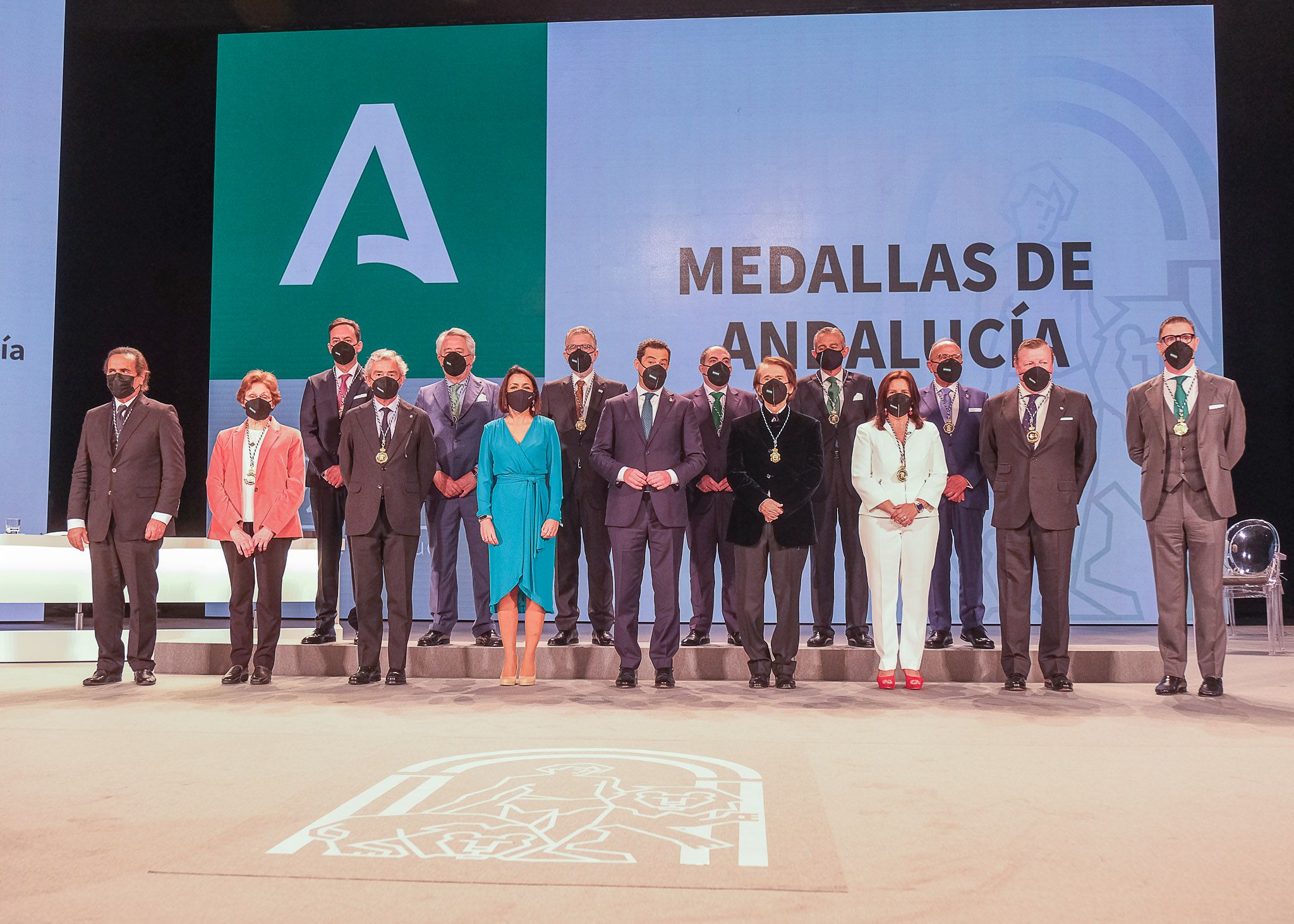 Foto de familia de todos los premiados en esta edici�n de las medallas de Andaluc�a junto con el presidente de la Junta y la presidenta del Parlamento