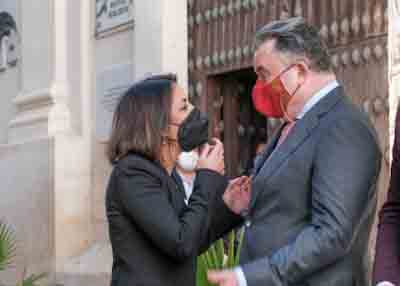 La presidenta del Parlamento andaluz, Marta Bosquet, saluda al concejal del ayuntamiento de Cdiz, Francisco Miguel Cano 